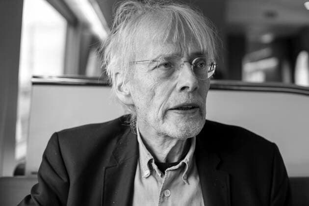 Timm Ulrichs im Speisewagen der DB, Berlin-Hannover, auf dem Weg nach Bad Nenndorf zur Einweihung seines Brunnens Der große Abwasch , 29.4.2016 *** Timm Ulrichs in the dining car of the DB, Berlin Hannover, on the way to Bad Nenndorf for the inauguration of his fountain Der große Abwasch , 29 4 2016