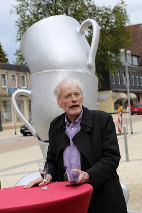 Timm Ulrichs bei der Einweihung seines Brunnen, Der große Abwasch , Bad Nenndorf, 29.4.2016 *** Timm Ulrichs at the inauguration of his fountain, Der große Abwasch , Bad Nenndorf, 29 4 2016.