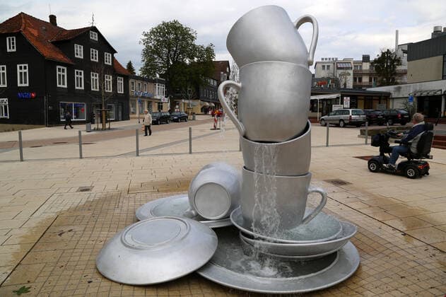 Timm Ulrichs, Brunnen Der große Abwasch, Einweihung, Bad Nenndorf, 29.4.2016 *** Timm Ulrichs, Fountain The Big Dish, Inauguration, Bad Nenndorf, 29 4 2016