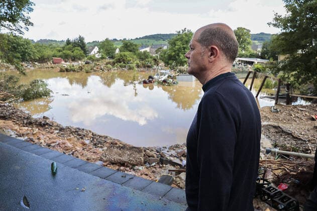 News Bilder des Tages Olaf Scholz, Kanzlerkandidat der SPD, aufgenommen im Rahmen eines gemeinsamen Besuches im Hochwassergebiet in Bad Neuenahr-Ahrweiler, 15.07.2021. Nach heftigem Starkregen sind einige Ortschaften in Rheinland-Pfalz sowie Nordrhein-Westfalen von Hochwasser betroffen. Die Zahl der Todesopfer steigt auf momentan 42. Bad Neuenahr-Ahrweiler Deutschland
