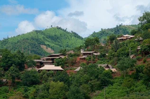IMAGO Cultures of the world, Akha Volk in Laos The Akha are a hill tribe of subsistence farmers known for their artistry. The ethnic group may have originated in Mongolia around 1500 years ago. Most of the remaining Akha people are now distributed in small villages among the mountains of China, Laos, Myanmar (Burma), and northern Thailand, where they are one of the six main hill tribes. The Akha began arriving in Thailand in the early 20th century and continue to immigrate, with some 80,000 now living in Thailand s northern provinces of Chiang Rai and Chiang Mai at high altitudes. They speak Akha, a language in the Loloish (Yi) branch of the Tibeto-Burman family. Thailand: The Akha village of Ban Huai Kee Lek, Chiang Rai Province, Northern Thailand xCPAxMediaxCo.xLtd.x Copyright: xDavidxHenleyx