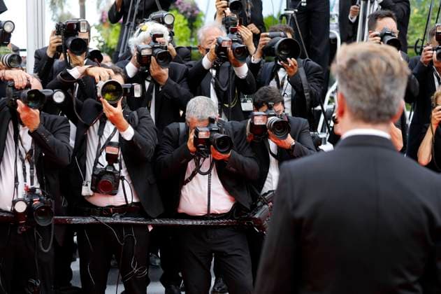 Benjamin Biolay mit Fotografen bei der Premiere des Kinofilms France auf dem Festival de Cannes 2021 74. Internationale Filmfestspiele von Cannes im Palais des Festivals. Cannes, 15.07.2021