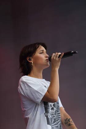 Charlotte Rezbach alias Lotte bei einem Konzert am Waschhaus in Potsdam, 15. Juli 2021. Waschhaus Open Air