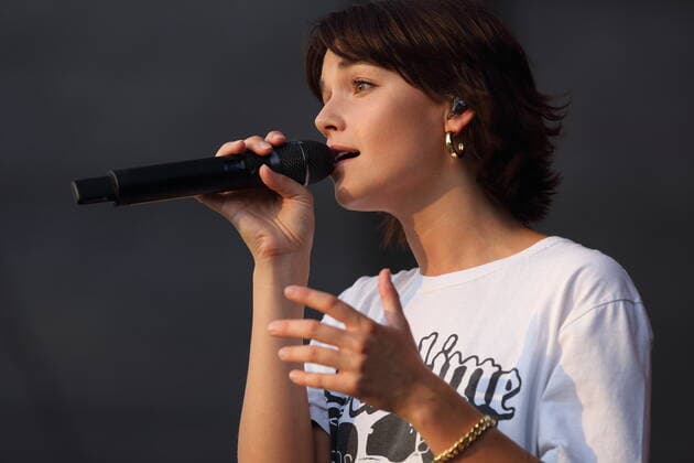 Charlotte Rezbach alias Lotte bei einem Konzert am Waschhaus in Potsdam, 15. Juli 2021. Waschhaus Open Air