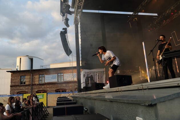 Charlotte Rezbach alias Lotte bei einem Konzert am Waschhaus in Potsdam, 15. Juli 2021. Waschhaus Open Air