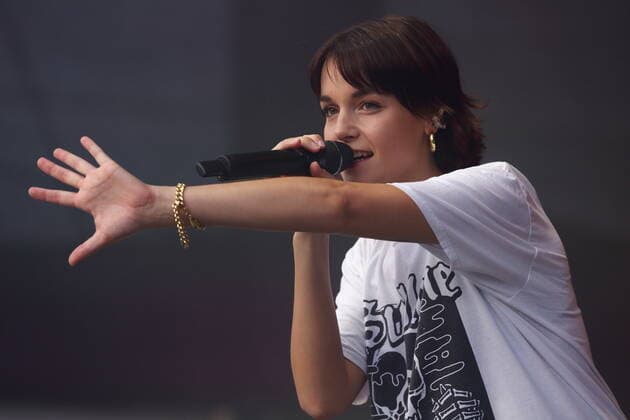 Charlotte Rezbach alias Lotte bei einem Konzert am Waschhaus in Potsdam, 15. Juli 2021. Waschhaus Open Air