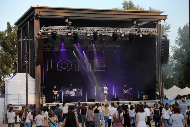 Charlotte Rezbach alias Lotte bei einem Konzert am Waschhaus in Potsdam, 15. Juli 2021. Waschhaus Open Air