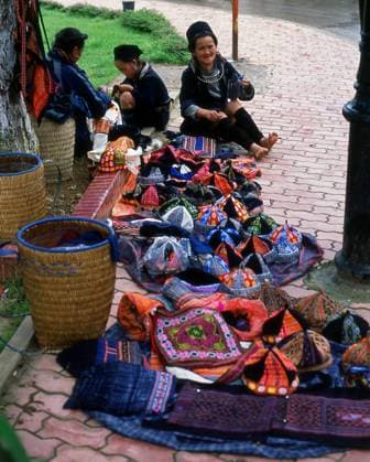 IMAGO Cultures of the world, Schwarze Hmong in Nordvietnam The Hmong are an Asian ethnic group from the mountainous regions of China, Vietnam, Laos, and Thailand. Hmong are also one of the sub-groups of the Miao ethnicity in southern China. Hmong groups began a gradual southward migration in the 18th century due to political unrest and to find more arable land. Vietnam: Black Hmong street sellers, Sapa, Northwest Vietnam xCPAxMediaxCo.xLtd.x Copyright: xDavidxHenleyx