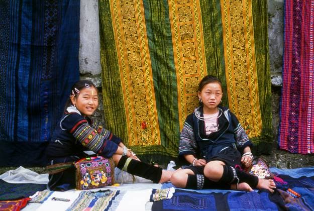 IMAGO Cultures of the world, Schwarze Hmong in Nordvietnam The Hmong are an Asian ethnic group from the mountainous regions of China, Vietnam, Laos, and Thailand. Hmong are also one of the sub-groups of the Miao ethnicity in southern China. Hmong groups began a gradual southward migration in the 18th century due to political unrest and to find more arable land. Vietnam: Black Hmong girls, Sapa, Northwest Vietnam xCPAxMediaxCo.xLtd.x Copyright: xDavidxHenleyx
