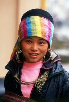 IMAGO Cultures of the world, Schwarze Hmong in Nordvietnam The Hmong are an Asian ethnic group from the mountainous regions of China, Vietnam, Laos, and Thailand. Hmong are also one of the sub-groups of the Miao ethnicity in southern China. Hmong groups began a gradual southward migration in the 18th century due to political unrest and to find more arable land. Vietnam: Black Hmong girl, Sapa, Northwest Vietnam xCPAxMediaxCo.xLtd.x Copyright: xDavidxHenleyx