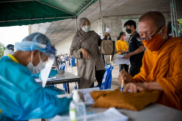 July 16, 2021, Bangkok, Thailand: Throughout Bangkok the numerous sites set up by the Thai government to offer Covid -19 testing and vaccinations have been working nonstop, drawing large numbers of people seeking medical services. This testing site in Bangkok s Bang Phlat district has a daily capacity of 1000 people. Thailand s daily infection and death figures have been reaching all time highs in July as the nation continues to fight the pandemic. Thailand - ZUMAt128 20210716_zap_t128_009 Copyright: xAdryelxTalamantesx