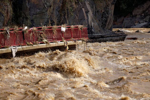 IMAGO Nature: Unsere Erde, Klimawandel, Überschwemmungen News Bilder des Tages In der Eifel haben heftige Regenfälle und Dauerregen für Überschwemmungen und Überflutungen gesorgt. Im Ahrtal trat der Fluss vielerorts über die Ufer und überschwemmte nicht nur Keller sondern ganze Ortschaften. Im Bild die Straße zwischen Dernau und Walporzheim, die von den Fluten auf einem Abschnitt einfach mitgerissen wurde. Dernau, 15.07.2021 *** In the Eifel heavy rains and continuous rain have caused floods and inundations In the Ahr valley the river overflowed its banks in many places and flooded not only cellars but also whole villages In the picture the road between Dernau and Walporzheim, which was simply carried away by the floods on a section Dernau, 15 07 2021 Foto:xC.xHardtx xFuturexImage