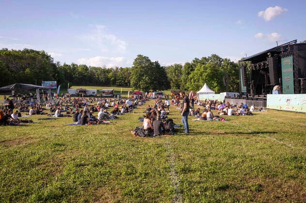 Publikum beim Picknick Konzert der Antilopen Gang auf der Zoopark Festwiese. Erfurt, 15.07.2021