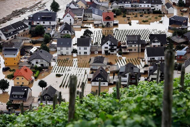 In der Eifel haben heftige Regenfälle und Dauerregen für Überschwemmungen und Überflutungen gesorgt. Im Ahrtal trat der Fluss vielerorts über die Ufer und überschwemmte nicht nur Keller sondern ganze Ortschaften. Im Bild der Ort Dernau (Landkreis Ahrweiler), der beinahe komplett von den Wassermassen geflutet wurde. Viele Menschen verloren alles. Dernau, 15.07.2021