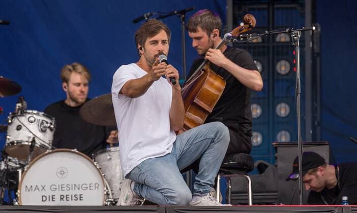 Singer-Songwriter Max Giesinger 15.07.2021 - Singer-Songwriter Max Giesinger beim Strandkorb Open Air in der BRITA-Arena Wiesbaden. Wiesbaden BRITA-Arena Hessen