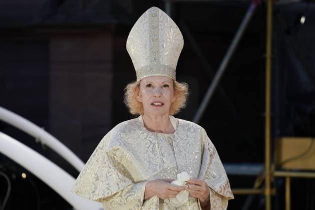 Die Nibelungen-Festspiele bringen eine Luther- Inszenierung im Jubilaeumsjahr 2021 auf die Buehne vor dem Wormser Dom. Schauspielerin Sunnyi Melles - Papst Leo X.. Bei der Generalprobe zu den Nibelungen Festspielen LUTHER von Lukas Bärfuss am 15.07.2021 vor dem Kaiserdom in Worms. Worms Wormser Dom Rheinland-Pfalz *** The Nibelungen Festival brings a Luther production in the anniversary year 2021 on stage in front of the Worms Cathedral Actress Sunnyi Melles Pope Leo X At the dress rehearsal for the Nibelungen Festival LUTHER by Lukas Bärfuss on 15 07 2021 in front of the Imperial Cathedral in Worms Worms Cathedral Rhineland Palatinate