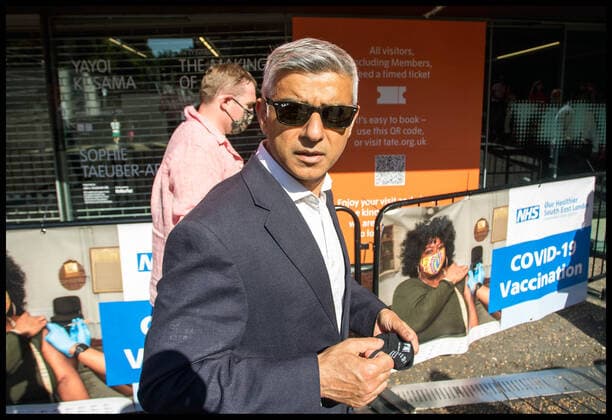 Coronavirus in London, Bürgermeister Sadiq Khan besucht Pop Up Impfzentrum im Tate Modern . 16 07 2021. London, United Kingdom. Pop Up Vaccination Centre Tate Modern. Tate Modern host a Pop Up vaccination event at their Gallery in South London, Friday 16th July.  xMartynxWheatleyx xi-Imagesx IIM-22417-0030