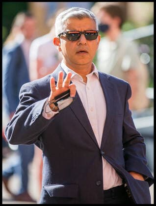 Coronavirus in London, Bürgermeister Sadiq Khan besucht Pop Up Impfzentrum im Tate Modern . 16 07 2021. London, United Kingdom. Pop Up Vaccination Centre Tate Modern. Tate Modern host a Pop Up vaccination event at their Gallery in South London, Friday 16th July.  xMartynxWheatleyx xi-Imagesx IIM-22417-0032