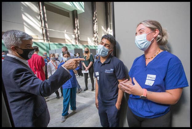 Coronavirus in London, Bürgermeister Sadiq Khan besucht Pop Up Impfzentrum im Tate Modern . 16 07 2021. London, United Kingdom. Pop Up Vaccination Centre Tate Modern. Tate Modern host a Pop Up vaccination event at their Gallery in South London, Friday 16th July.  xMartynxWheatleyx xi-Imagesx IIM-22417-0036