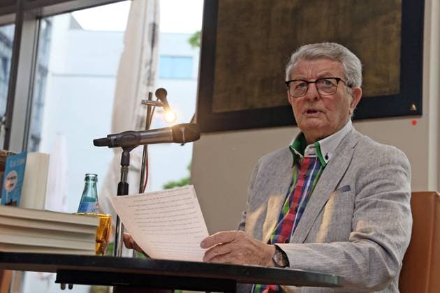 Zwickau Zwickau Hotel First Inn Lesung Klaus Feldmann 15.07.2021 lz Zwickau Hotel First Inn Lesung Klaus Feldmann Er ist der Mister tagesschau aus der DDR Puenktlich um 19 Uhr 30 verlass er zu DDR Zeiten die Nachrichten in der Sendung Aktuelle Kamera Am Donnerstag Abend lass Klaus Feldmann aus seinem Buch und erzaehlte viele persoenliche Anekdoten aus seinem Leben Auch seine Frau war anwesend hier im Bild Der in Berlin lebende freischaffende Sprecher ist jung geblieben auch wenn er im Maerz 2021 85 geburtstag feierte dafuer sorgen allerdings seine Enkel 15.07.2021 *** Zwickau Zwickau Hotel First Inn Reading Klaus Feldmann 15 07 2021 lz Zwickau Hotel First Inn Reading Klaus Feldmann He is Mister tagesschau from the GDR Every day at 7 Copyright: xEibner-Pressefotox xKoehlerx EP_rkr