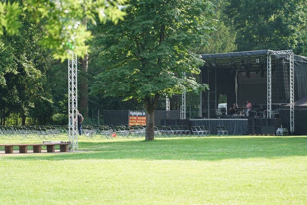 Musiker Purple Schulz tritt im Waldschwimmbad Mörfelden auf und ist beim Soundcheck vor leeren Stühlen - Mörfelden-Walldorf 16.07.2021: Konzert Purple Schulz