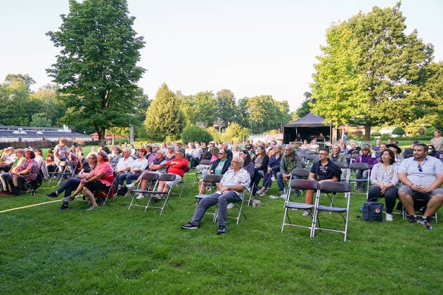 Besucher genießen das Konzert, Musiker Purple Schulz tritt im Waldschwimmbad Mörfelden auf - Mörfelden-Walldorf 16.07.2021: Konzert Purple Schulz