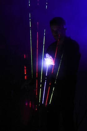 Dardust Live nel suo Storm and Drugs Tour - Lo spettacolo coi Laser durante Dardust Storm and Drugs Live, Concerto cantante italiano in Gardone Riviera, Italia, 16 luglio 2021