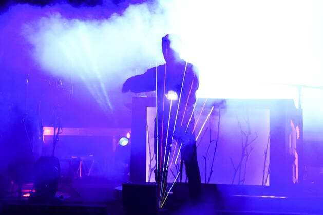 Dardust Live nel suo Storm and Drugs Tour - Lo spettacolo coi Laser durante Dardust Storm and Drugs Live, Concerto cantante italiano in Gardone Riviera, Italia, 16 luglio 2021