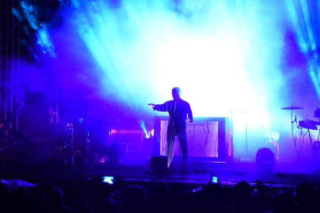 Dardust Live nel suo Storm and Drugs Tour - Lo spettacolo coi Laser durante Dardust Storm and Drugs Live, Concerto cantante italiano in Gardone Riviera, Italia, 16 luglio 2021
