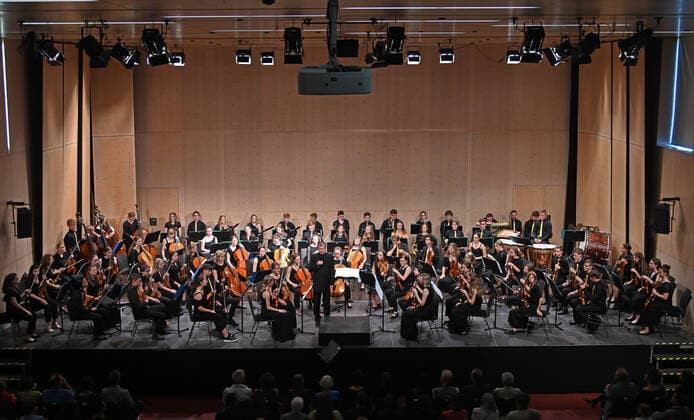 Konzert der UAS UPPERAUSTRIANSINFONIETTA im Kulturzentrum Mezzo, in Ohlsdorf, im Rahmen der Salzkammergut Festwochen Gmunden, am 16.07.21. Das Bild zeigt das Jugendorchester mit seinem Dirigenten Peter Aigner. 2021 - Konzert der UAS UPPERAUSTRIANSINFONIETTA im Kulturzentrum Mezzo, in Ohlsdorf, im Rahmen der Salzkammergut Festwochen Gmunden, am 16.07.21.