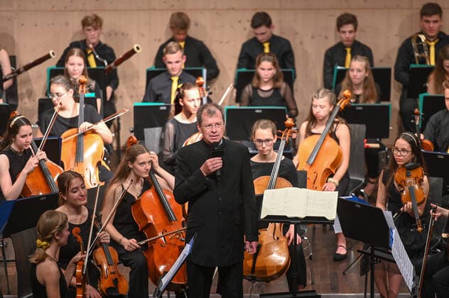 Konzert der UAS UPPERAUSTRIANSINFONIETTA im Kulturzentrum Mezzo, in Ohlsdorf, im Rahmen der Salzkammergut Festwochen Gmunden, am 16.07.21. Das Bild zeigt einen Teil des Jugendorchesters mit seinem Dirigenten Peter Aigner. 2021 - Konzert der UAS UPPERAUSTRIANSINFONIETTA im Kulturzentrum Mezzo, in Ohlsdorf, im Rahmen der Salzkammergut Festwochen Gmunden, am 16.07.21.