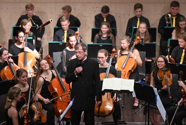 Konzert der UAS UPPERAUSTRIANSINFONIETTA im Kulturzentrum Mezzo, in Ohlsdorf, im Rahmen der Salzkammergut Festwochen Gmunden, am 16.07.21. Das Bild zeigt einen Teil des Jugendorchesters mit seinem Dirigenten Peter Aigner. 2021 - Konzert der UAS UPPERAUSTRIANSINFONIETTA im Kulturzentrum Mezzo, in Ohlsdorf, im Rahmen der Salzkammergut Festwochen Gmunden, am 16.07.21.