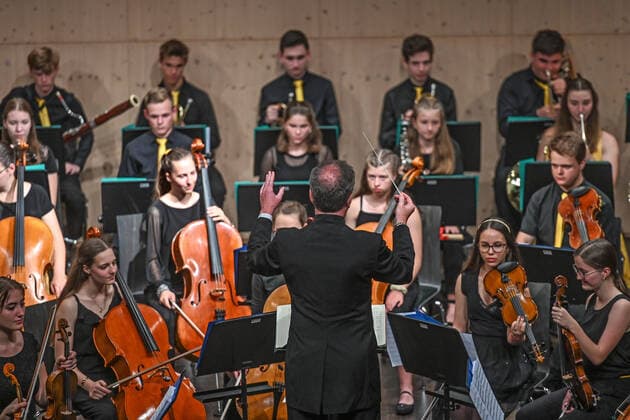 Konzert der UAS UPPERAUSTRIANSINFONIETTA im Kulturzentrum Mezzo, in Ohlsdorf, im Rahmen der Salzkammergut Festwochen Gmunden, am 16.07.21. Das Bild zeigt einen Teil des Jugendorchesters mit seinem Dirigenten Peter Aigner. 2021 - Konzert der UAS UPPERAUSTRIANSINFONIETTA im Kulturzentrum Mezzo, in Ohlsdorf, im Rahmen der Salzkammergut Festwochen Gmunden, am 16.07.21.