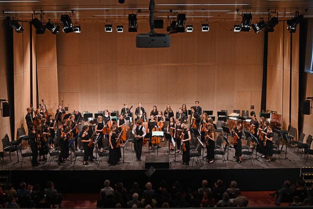 Konzert der UAS UPPERAUSTRIANSINFONIETTA im Kulturzentrum Mezzo, in Ohlsdorf, im Rahmen der Salzkammergut Festwochen Gmunden, am 16.07.21. Das Bild zeigt das Jugendorchester mit seinem Dirigenten Peter Aigner. 2021 - Konzert der UAS UPPERAUSTRIANSINFONIETTA im Kulturzentrum Mezzo, in Ohlsdorf, im Rahmen der Salzkammergut Festwochen Gmunden, am 16.07.21.