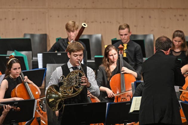 Konzert der UAS UPPERAUSTRIANSINFONIETTA im Kulturzentrum Mezzo, in Ohlsdorf, im Rahmen der Salzkammergut Festwochen Gmunden, am 16.07.21. Das Bild zeigt einen Teil des Jugendorchesters mit seinem Dirigenten Peter Aigner und dem Solisten Maximilian Riefellner am Waldhorn. 2021 - Konzert der UAS UPPERAUSTRIANSINFONIETTA im Kulturzentrum Mezzo, in Ohlsdorf, im Rahmen der Salzkammergut Festwochen Gmunden, am 16.07.21.