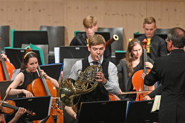 Konzert der UAS UPPERAUSTRIANSINFONIETTA im Kulturzentrum Mezzo, in Ohlsdorf, im Rahmen der Salzkammergut Festwochen Gmunden, am 16.07.21. Das Bild zeigt einen Teil des Jugendorchesters mit seinem Dirigenten Peter Aigner und dem Solisten Maximilian Riefellner am Waldhorn. 2021 - Konzert der UAS UPPERAUSTRIANSINFONIETTA im Kulturzentrum Mezzo, in Ohlsdorf, im Rahmen der Salzkammergut Festwochen Gmunden, am 16.07.21.