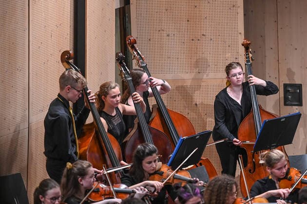 Konzert der UAS UPPERAUSTRIANSINFONIETTA im Kulturzentrum Mezzo, in Ohlsdorf, im Rahmen der Salzkammergut Festwochen Gmunden, am 16.07.21. Das Bild zeigt einen Teil des Jugendorchesters mit Celli. 2021 - Konzert der UAS UPPERAUSTRIANSINFONIETTA im Kulturzentrum Mezzo, in Ohlsdorf, im Rahmen der Salzkammergut Festwochen Gmunden, am 16.07.21.
