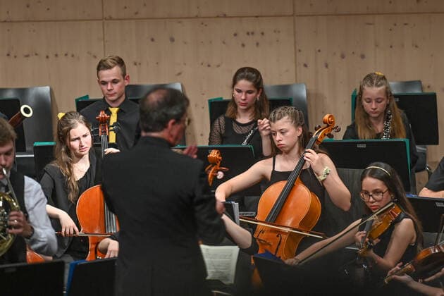 Konzert der UAS UPPERAUSTRIANSINFONIETTA im Kulturzentrum Mezzo, in Ohlsdorf, im Rahmen der Salzkammergut Festwochen Gmunden, am 16.07.21. Das Bild zeigt einen Teil des Jugendorchesters mit seinem Dirigenten Peter Aigner. 2021 - Konzert der UAS UPPERAUSTRIANSINFONIETTA im Kulturzentrum Mezzo, in Ohlsdorf, im Rahmen der Salzkammergut Festwochen Gmunden, am 16.07.21.