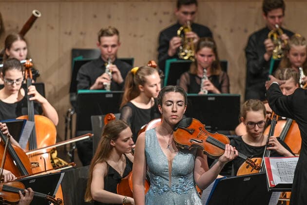Konzert der UAS UPPERAUSTRIANSINFONIETTA im Kulturzentrum Mezzo, in Ohlsdorf, im Rahmen der Salzkammergut Festwochen Gmunden, am 16.07.21. Das Bild zeigt einen Teil des Jugendorchesters mit der Solistin Victoria Geyrhofer an der Violine. 2021 - Konzert der UAS UPPERAUSTRIANSINFONIETTA im Kulturzentrum Mezzo, in Ohlsdorf, im Rahmen der Salzkammergut Festwochen Gmunden, am 16.07.21.