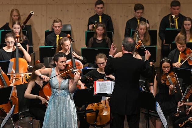 Konzert der UAS UPPERAUSTRIANSINFONIETTA im Kulturzentrum Mezzo, in Ohlsdorf, im Rahmen der Salzkammergut Festwochen Gmunden, am 16.07.21. Das Bild zeigt einen Teil des Jugendorchesters mit der Solistin Victoria Geyrhofer an der Violine und dem Dirigenten Peter Aigner 2021 - Konzert der UAS UPPERAUSTRIANSINFONIETTA im Kulturzentrum Mezzo, in Ohlsdorf, im Rahmen der Salzkammergut Festwochen Gmunden, am 16.07.21.