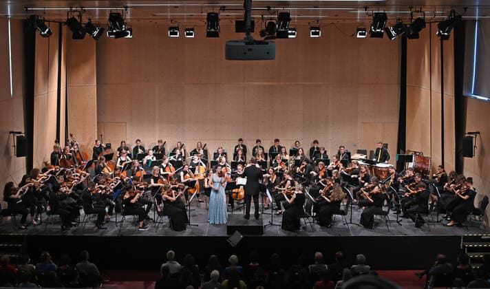 Konzert der UAS UPPERAUSTRIANSINFONIETTA im Kulturzentrum Mezzo, in Ohlsdorf, im Rahmen der Salzkammergut Festwochen Gmunden, am 16.07.21. Das Bild zeigt das Jugendorchester mit seinem Dirigenten Peter Aigner und der Solistin Victoria Geyrhofer an der Violine. 2021 - Konzert der UAS UPPERAUSTRIANSINFONIETTA im Kulturzentrum Mezzo, in Ohlsdorf, im Rahmen der Salzkammergut Festwochen Gmunden, am 16.07.21.