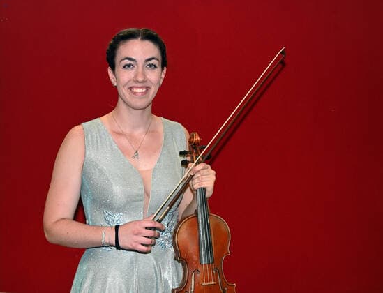 Konzert der UAS UPPERAUSTRIANSINFONIETTA im Kulturzentrum Mezzo, in Ohlsdorf, im Rahmen der Salzkammergut Festwochen Gmunden, am 16.07.21. Das Bild zeigt die Geigerin des Orchesters, Victoria Geyrhofer. 2021 - Konzert der UAS UPPERAUSTRIANSINFONIETTA im Kulturzentrum Mezzo, in Ohlsdorf, im Rahmen der Salzkammergut Festwochen Gmunden, am 16.07.21.