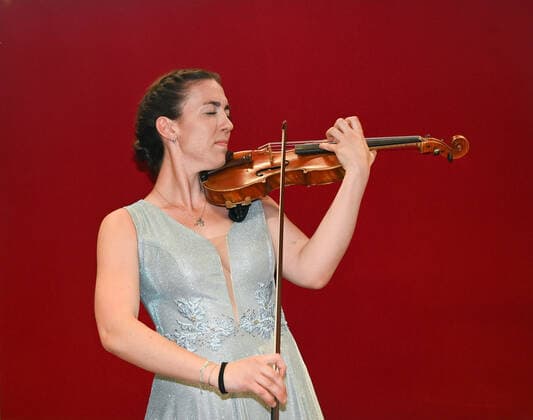 Konzert der UAS UPPERAUSTRIANSINFONIETTA im Kulturzentrum Mezzo, in Ohlsdorf, im Rahmen der Salzkammergut Festwochen Gmunden, am 16.07.21. Das Bild zeigt die Geigerin des Orchesters, Victoria Geyrhofer. 2021 - Konzert der UAS UPPERAUSTRIANSINFONIETTA im Kulturzentrum Mezzo, in Ohlsdorf, im Rahmen der Salzkammergut Festwochen Gmunden, am 16.07.21.