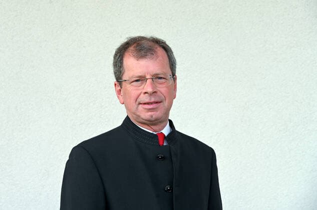 Konzert der UAS UPPERAUSTRIANSINFONIETTA im Kulturzentrum Mezzo, in Ohlsdorf, im Rahmen der Salzkammergut Festwochen Gmunden, am 16.07.21. Das Bild zeigt ein Portrait des Dirigenten Peter Aigner. 2021 - Konzert der UAS UPPERAUSTRIANSINFONIETTA im Kulturzentrum Mezzo, in Ohlsdorf, im Rahmen der Salzkammergut Festwochen Gmunden, am 16.07.21.