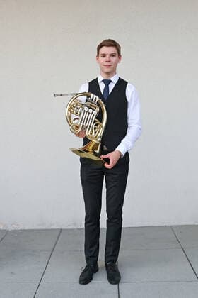Konzert der UAS UPPERAUSTRIANSINFONIETTA im Kulturzentrum Mezzo, in Ohlsdorf, im Rahmen der Salzkammergut Festwochen Gmunden, am 16.07.21. Das Bild zeigt den Solisten Maximilian Riefellner am Waldhorn. 2021 - Konzert der UAS UPPERAUSTRIANSINFONIETTA im Kulturzentrum Mezzo, in Ohlsdorf, im Rahmen der Salzkammergut Festwochen Gmunden, am 16.07.21.