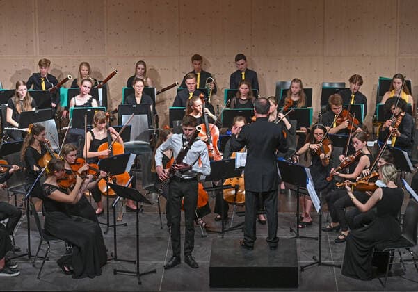Konzert der UAS UPPERAUSTRIANSINFONIETTA im Kulturzentrum Mezzo, in Ohlsdorf, im Rahmen der Salzkammergut Festwochen Gmunden, am 16.07.21. Das Bild zeigt einen Teil des Jugendorchesters mit seinem Dirigenten Peter Aigner und dem Solisten Matthäus Hauer am Fagott. 2021 - Konzert der UAS UPPERAUSTRIANSINFONIETTA im Kulturzentrum Mezzo, in Ohlsdorf, im Rahmen der Salzkammergut Festwochen Gmunden, am 16.07.21.