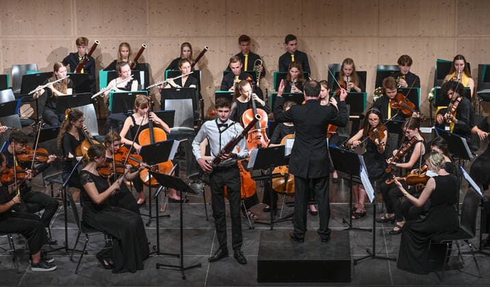 Konzert der UAS UPPERAUSTRIANSINFONIETTA im Kulturzentrum Mezzo, in Ohlsdorf, im Rahmen der Salzkammergut Festwochen Gmunden, am 16.07.21. Das Bild zeigt einen Teil des Jugendorchesters mit seinem Dirigenten Peter Aigner und dem Solisten Matthäus Hauer am Fagott. 2021 - Konzert der UAS UPPERAUSTRIANSINFONIETTA im Kulturzentrum Mezzo, in Ohlsdorf, im Rahmen der Salzkammergut Festwochen Gmunden, am 16.07.21.