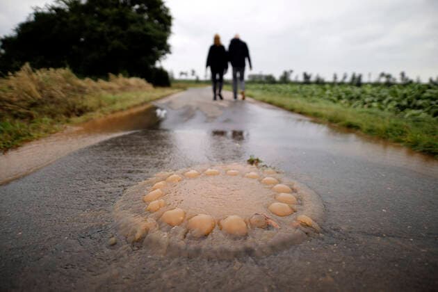 IMAGO Nature: Unsere Erde, Klimawandel, Überschwemmungen News Bilder des Tages In Erftstadt-Blessem (NRW) sind Häuser massiv unterspült worden und einige eingestürzt oder in eine nahe Kiesgrube gestürzt. An deren Rand hatte sich wasserbedingt ein Krater gebildet, der umliegende Felder immer weiter in die Kiesgrube rutschen ließ. Es werden etliche Personen vermisst. Noch mehr Häuser drohen abzurutschen. Der Katastrophenschutz ist vor Ort. Im Bild überlaufende Gullis vor Blessem. Blessem, 16.07.2021 *** In Erftstadt Blessem NRW houses have been massively washed out and some have collapsed or fallen into a nearby gravel pit At its edge a crater had formed due to the water, which caused surrounding fields to slide further and further into the gravel pit Several people are missing Even more houses are threatening to Foto:xC.xHardtx xFuturexImage
