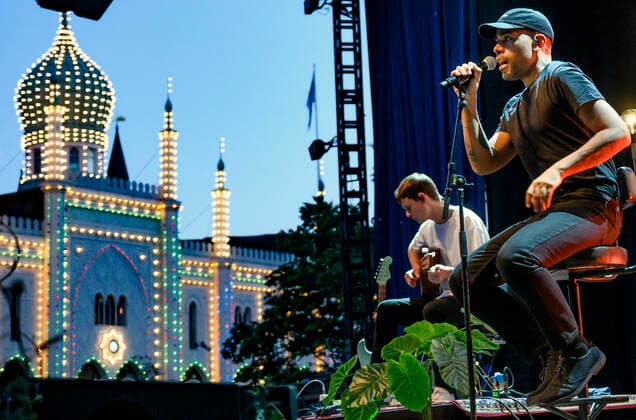 Danske Hans Philip spiller op til Havefest paa Plaenen i Tivoli fredag den 16. juli 2021 Havefest afloeser Fredagsrock, der er aflyst paa grund af Covid-19 Coronakrisen. , Copenhagen Copyright: TorbenxChristensen TorbenxChristensenx COP105 spdk20210717-010607-L