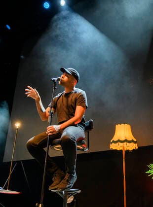 Danske Hans Philip spiller op til Havefest paa Plaenen i Tivoli fredag den 16. juli 2021 Havefest afloeser Fredagsrock, der er aflyst paa grund af Covid-19 Coronakrisen. , Copenhagen Copyright: TorbenxChristensen TorbenxChristensenx COP105 spdk20210717-010614-L
